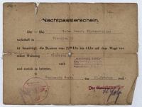 Przepustka nocna zezwalająca zatrudnionym w zakładach "Węgierska Górka" na poruszanie się w trakcie godziny policyjnej między miejscem zamieszkania a zakładem pracy. Wystawiona w 1941 roku na nazwisko Józef Golec.