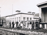 Rok 1938. Grupa pracowników przed nowowybudowanym budynkiem Emalierni.