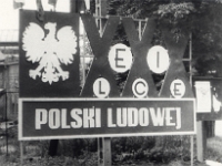 Rok 1974. Instalacja propagandowa na ogrodzeniu Odlewni Żeliwa z okazji obchodów XXX-lecia ogłoszenia manifestu PKWN.