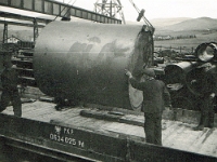 Rok 1945. Załadunek walca papierniczego na bocznicy kolejowej obok smołowni.