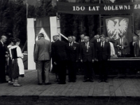 Rok 1988. Obchody 150-lecia Odlewni Żeliwa. Dekoracja zasłżonych pracowników okolicznościowymi odznaczeniami.